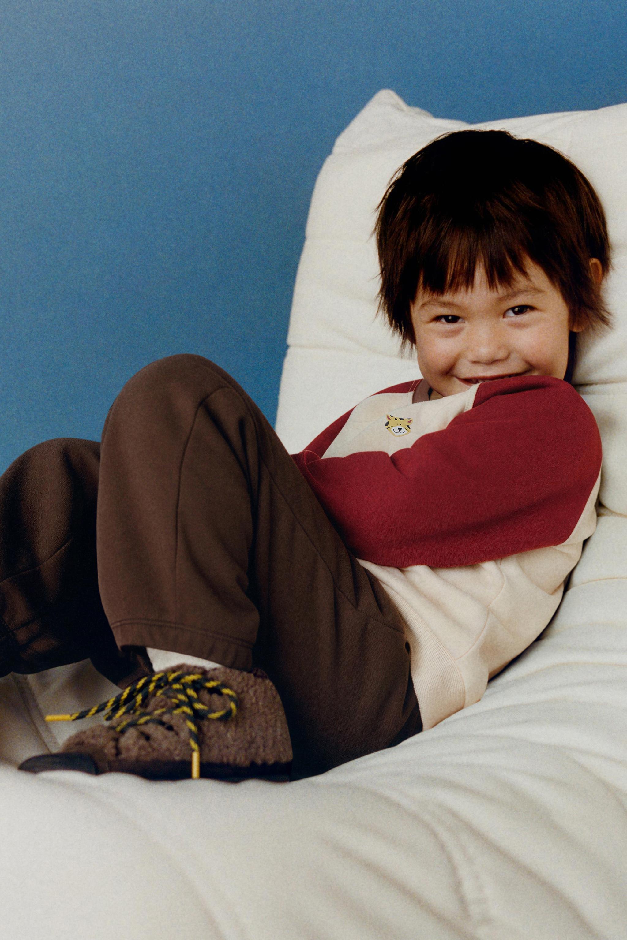 COLOR BLOCK BEAR SWEATSHIRT AND JOGGER PANTS SET